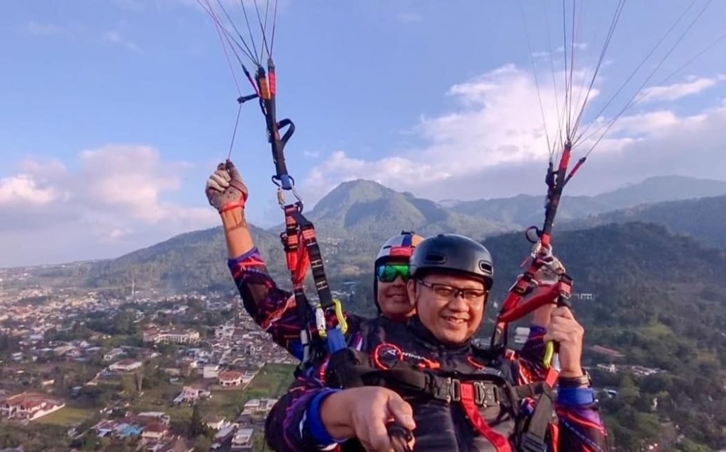Paralayang di Atas Kota Batu