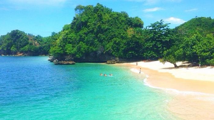 Gugusan Pulau di Pantai Gatra