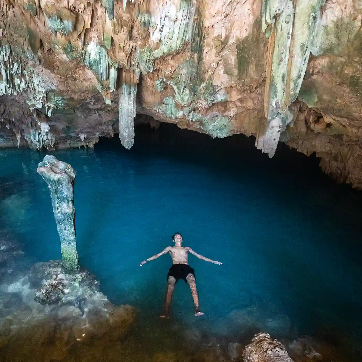 Stalaktit di Dalam Goa Bidadari