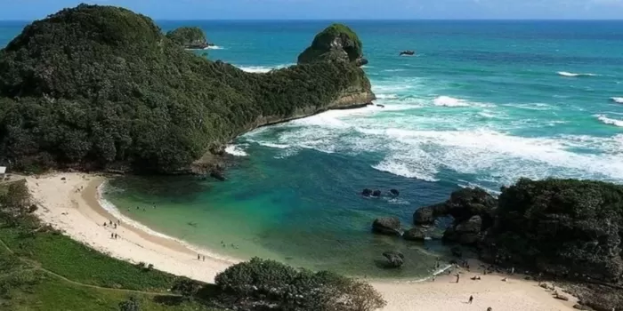 Tebing Batu Pantai Watu Leter